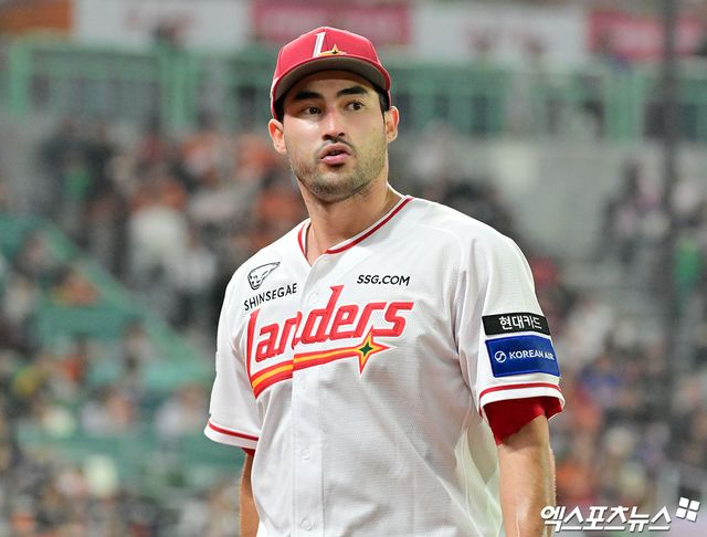 현지 매체 '스포팅 뉴스'는 30(한국시간) 'LA 다저스 2라운드 지명자이자, 전 토론토 블루제이스 투수 화이트가 KBO리그 SSG 랜더스와 재계약했다'고 전하며 향후 그의 미국 무대 복귀 가능성을 점쳤다. 화이트는 지난 29일 SSG와 총액 120만 달러(계약금 30만 달러, 연봉 80만 달러, 옵션 10만 달러) 규모 재계약을 체결했다. 엑스포츠뉴스 DB