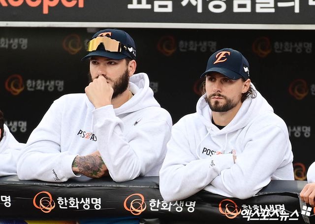 올해 KBO리그를 지배했던 코디 폰세와 라이언 와이스가 미국 메이저리그(MLB)로 돌아간다. 글로벌 스포츠 미디어 'ESPN'의 제프 파산 기자는 3일 자신의 SNS를 통해 '소식통에 따르면, FA 우투수 코디 폰세가 토론토 블루제이스와 3년 3000만 달러(약 441억원) 규모의 계약을 마무리하고 있다. 그는 피지컬 테스트를 기다리고 있다'고 전했다. 휴스턴 지역 매체 '애스트로스 비트'의 브라이언 맥타거는 3일 '소식통에 따르면, 휴스턴 애스트로스가 우완 투수 와이스와 피지컬 테스트 완료를 조건으로 계약에 합의했다'고 했다. 와이스의 계약 조건은 최대 1000만 달러(147억원)다. 엑스포츠뉴스DB