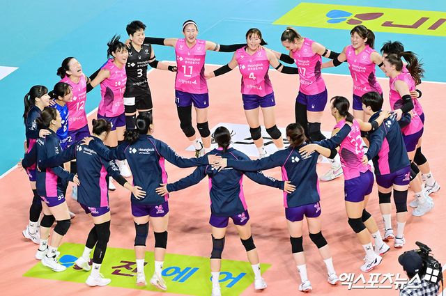 여자프로배구 흥국생명이 3일 인천 삼산월드체육관에서 열린 진에어 2025-2026 V리그 여자부 2라운드 한국도로공사와의 홈 경기에서 세트 스코어 3-2 역전승을 거뒀다. 사진 김한준 기자