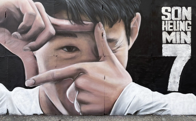 토트넘 홋스퍼는 3일 '쏘니가 집으로 돌아온다. 손흥민이 오는 10일 토트넘 홋스퍼 스타디움에서 열리는 슬라비아 프라하와의 2025-2026시즌 UEFA 챔피언스리그 리그페이즈 경기를 통해 구단을 떠난 뒤 처음으로 홈 팬들 앞에 서기 위해 돌아온다'고 발표했다. 이어 '지난 5월 빌바오에서 팀에 UEFA 유로파리그 우승의 영광을 안긴 전설적인 주장 출신 손흥민은 지난 8월 서울에서 열린 뉴캐슬 유나이티드와의 친선 경기에서 토트넘 유니폼을 입고 한국 팬들 앞에서 마지막 경기를 소화했다. 그래서 런던에서 다시 인사하기를 원했다'고 설명했다. SNS