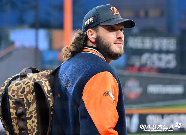 올해 KBO리그를 지배했던 코디 폰세와 라이언 와이스가 미국 메이저리그(MLB)로 돌아간다. 글로벌 스포츠 미디어 'ESPN'의 제프 파산 기자는 3일 자신의 SNS를 통해 '소식통에 따르면, FA 우투수 코디 폰세가 토론토 블루제이스와 3년 3000만 달러(약 441억원) 규모의 계약을 마무리하고 있다. 그는 피지컬 테스트를 기다리고 있다'고 전했다. 휴스턴 지역 매체 '애스트로스 비트'의 브라이언 맥타거는 3일 '소식통에 따르면, 휴스턴 애스트로스가 우완 투수 와이스와 피지컬 테스트 완료를 조건으로 계약에 합의했다'고 했다. 와이스의 계약 조건은 최대 1000만 달러(147억원)다. 엑스포츠뉴스DB