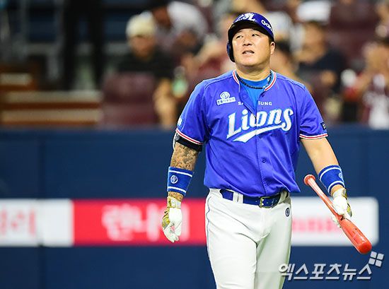 최형우가 3일 삼성 라이온즈와 계약기간 2년, 인센티브 포함 최대 26억원의 조건에 FA 계약을 체결했다. 삼성 구단은 '팀 전력 강화를 위해 타선에 확실한 무게감을 실어줄 수 있는 최형우와의 계약을 마쳤다. 최형우의 가세로 구자욱, 디아즈, 김영웅 등 장타력을 갖춘 기존 좌타라인에 파괴력이 더해질 전망이다'라고 밝혔다. 사진 엑스포츠뉴스 DB