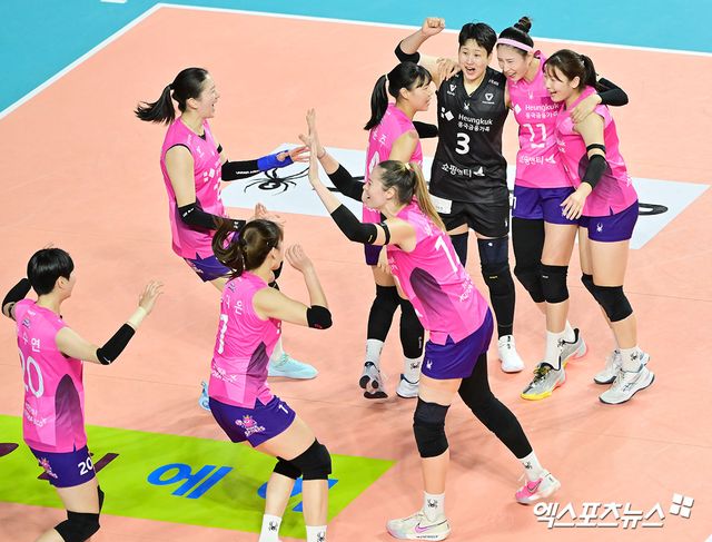 여자프로배구 흥국생명이 3일 인천 삼산월드체육관에서 열린 진에어 2025-2026 V리그 여자부 2라운드 한국도로공사와의 홈 경기에서 세트 스코어 3-2 역전승을 거뒀다. 사진 김한준 기자