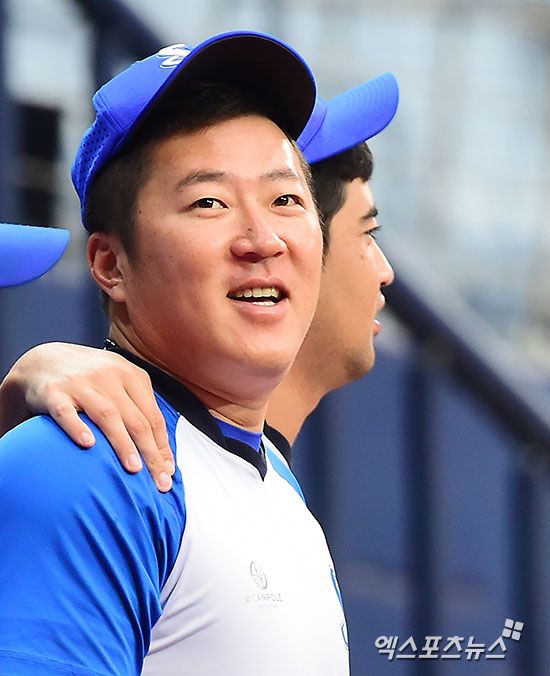 최형우가 3일 삼성 라이온즈와 계약기간 2년, 인센티브 포함 최대 26억원의 조건에 FA 계약을 체결했다. 삼성 구단은 '팀 전력 강화를 위해 타선에 확실한 무게감을 실어줄 수 있는 최형우와의 계약을 마쳤다. 최형우의 가세로 구자욱, 디아즈, 김영웅 등 장타력을 갖춘 기존 좌타라인에 파괴력이 더해질 전망이다'라고 밝혔다. 사진 엑스포츠뉴스 DB