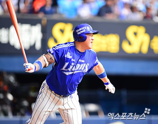 최형우(왼쪽)가 3일 삼성 라이온즈와 계약기간 2년, 인센티브 포함 최대 26억원의 조건에 FA 계약을 체결했다. 삼성 구단은 '팀 전력 강화를 위해 타선에 확실한 무게감을 실어줄 수 있는 최형우와의 계약을 마쳤다. 최형우의 가세로 구자욱, 디아즈, 김영웅 등 장타력을 갖춘 기존 좌타라인에 파괴력이 더해질 전망이다'라고 밝혔다. 삼성 라이온즈 제공