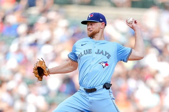 코디 폰세의 토론토 블루제이스행이 확정되면서 과거 KIA 타이거즈에서 뛰었던 에릭 라우어의 입지가 축소될 전망이다. MLB 이적 소식을 전하는 'MLB트레이드루머스(MLBTR)'는 '딜런 시즈와의 7년 계약을 마무리한 토론토는 선발진 보강을 계속하고 있다. 이미 시즈, 트레이 예세비지, 케빈 가우스먼, 셰인 비버로 구성된 강력한 상위 4선발을 보유하고 있었다. 폰세와 호세 베리오스는 5, 6선발로 예상되며, 이는 리그에서 가장 강력한 로테이션 중 하나로 보인다'며 '올해 스윙맨으로 활약한 라우어는 이제 뎁스 차트에서 7번째로 밀려났다'고 덧붙였다. 연합뉴스