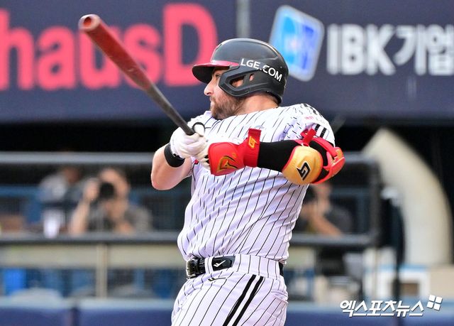 LG 트윈스가 2025시즌 통합우승을 함께한 외국인 타자 오스틴 딘, 투수 요니 치리노스, 앤더스 톨허스트와 전부 재계약을 마쳤다. 오스틴은 총액 170만 달러(계약금 30만 달러, 연봉 110만 달러, 인센티브 30만 달러), 치리노스는 총액 140만 달러(계약금 30만 달러, 연봉 90만 달러, 인센티브 20만 달러), 톨허스트는 총액 120만 달러(계약금 20만 달러, 연봉 80만 달러, 인센티브 20만 달러)에 각각 도장을 찍었다. 엑스포츠뉴스 DB