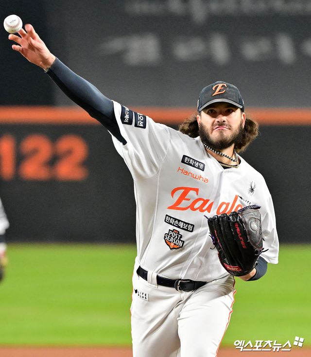 올해 KBO리그를 지배했던 코디 폰세와 라이언 와이스가 미국 메이저리그(MLB)로 돌아간다. 글로벌 스포츠 미디어 'ESPN'의 제프 파산 기자는 3일 자신의 SNS를 통해 '소식통에 따르면, FA 우투수 코디 폰세가 토론토 블루제이스와 3년 3000만 달러(약 441억원) 규모의 계약을 마무리하고 있다. 그는 피지컬 테스트를 기다리고 있다'고 전했다. 휴스턴 지역 매체 '애스트로스 비트'의 브라이언 맥타거는 3일 '소식통에 따르면, 휴스턴 애스트로스가 우완 투수 와이스와 피지컬 테스트 완료를 조건으로 계약에 합의했다'고 했다. 와이스의 계약 조건은 최대 1000만 달러(147억원)다. 엑스포츠뉴스DB