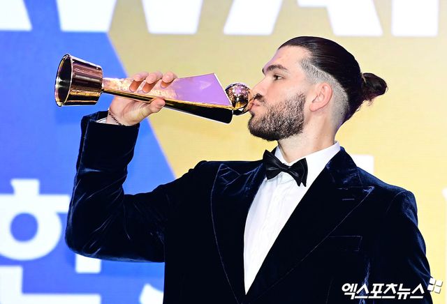 올해 KBO리그를 지배했던 코디 폰세와 라이언 와이스가 미국 메이저리그(MLB)로 돌아간다. 글로벌 스포츠 미디어 'ESPN'의 제프 파산 기자는 3일 자신의 SNS를 통해 '소식통에 따르면, FA 우투수 코디 폰세가 토론토 블루제이스와 3년 3000만 달러(약 441억원) 규모의 계약을 마무리하고 있다. 그는 피지컬 테스트를 기다리고 있다'고 전했다. 휴스턴 지역 매체 '애스트로스 비트'의 브라이언 맥타거는 3일 '소식통에 따르면, 휴스턴 애스트로스가 우완 투수 와이스와 피지컬 테스트 완료를 조건으로 계약에 합의했다'고 했다. 와이스의 계약 조건은 최대 1000만 달러(147억원)다. 엑스포츠뉴스DB