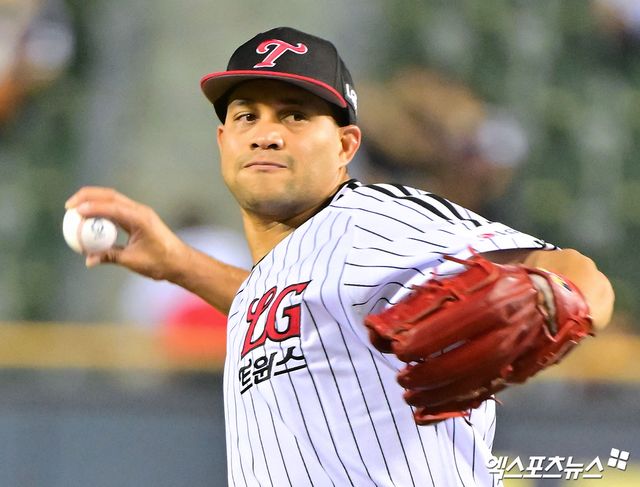 LG 트윈스가 2025시즌 통합우승을 함께한 외국인 타자 오스틴 딘, 투수 요니 치리노스, 앤더스 톨허스트와 전부 재계약을 마쳤다. 오스틴은 총액 170만 달러(계약금 30만 달러, 연봉 110만 달러, 인센티브 30만 달러), 치리노스는 총액 140만 달러(계약금 30만 달러, 연봉 90만 달러, 인센티브 20만 달러), 톨허스트는 총액 120만 달러(계약금 20만 달러, 연봉 80만 달러, 인센티브 20만 달러)에 각각 도장을 찍었다. 엑스포츠뉴스 DB