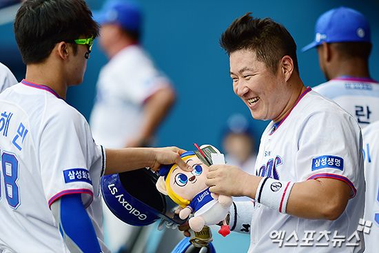 최형우(왼쪽)가 3일 삼성 라이온즈와 계약기간 2년, 인센티브 포함 최대 26억원의 조건에 FA 계약을 체결했다. 삼성 구단은 '팀 전력 강화를 위해 타선에 확실한 무게감을 실어줄 수 있는 최형우와의 계약을 마쳤다. 최형우의 가세로 구자욱, 디아즈, 김영웅 등 장타력을 갖춘 기존 좌타라인에 파괴력이 더해질 전망이다'라고 밝혔다. 삼성 라이온즈 제공