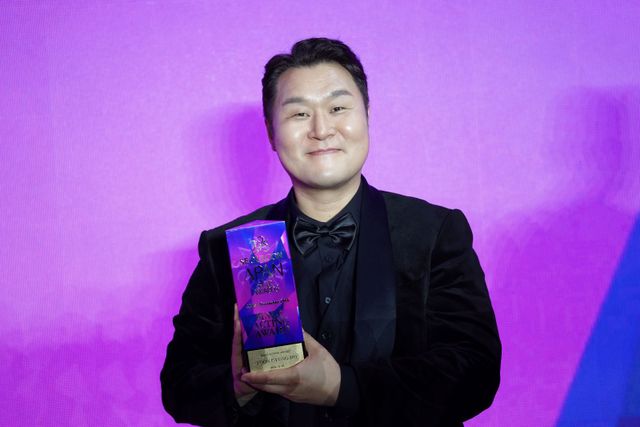 사진 = 눈컴퍼니 / 윤경호, 남자 연기상 수상