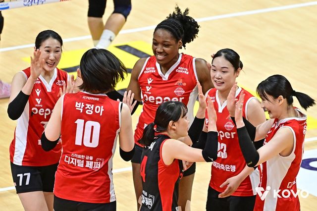 여자 프로배구 페퍼저축은행이 30일 광주 페퍼스타디움에서 열린 진에어 2025-2026 V리그 여자부 3라운드 GS칼텍스와의 홈 경기에서 세트 스코어 3-1(21-25 25-20 25-16 25-21)로 승리, 9연패 탈출에 성공했다. 사진 한국배구연맹 제공