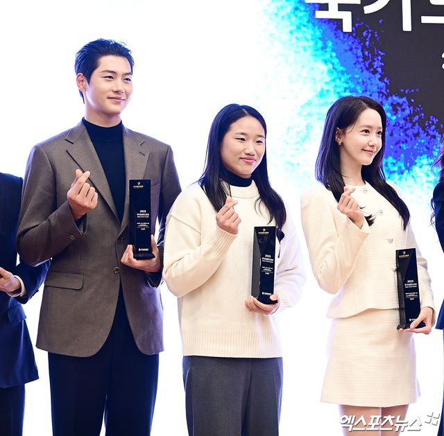 배드민턴 황제 안세영(가운데)이 30일 서울 여의도 국회도서관 대강당에서 열린 '2025 국가브랜드 컨퍼런스'에서 '글로벌 스포츠 리더십' 부문을 수상했다. 사진 박지영 기자 