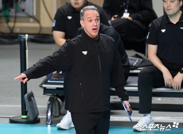 남자 프로배구 우리카드 구단 최초의 외국인 감독으로 기대를 모았던 마우리시오 파에스 감독이 12월 30일 계약 해지와 함께 팀을 떠나게 됐다. 사진 엑스포츠뉴스 DB