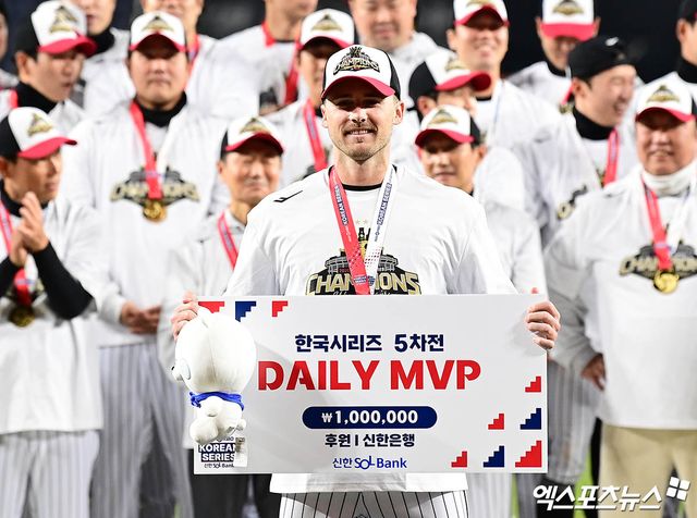 지난 10월 31일 오후 대전한화생명볼파크에서 열린 '2025 신한 SOL Bank KBO 한국시리즈' LG 트윈스와 한화 이글스의 경기, LG가 선발투수 톨허스트의 7이닝 1실점 완벽투에 힘입어 4:1의 스코어로 승리하며 시리즈 전적 4승1패로 통합우승을 이뤘다. 경기 종료 후 LG 톨허스트가 한국시리즈 5차전 데일리 MVP 수상 기념 촬영을 하고 있다. 엑스포츠뉴스 DB