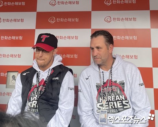 LG 트윈스 외국인 스카우트 저스틴 프린스틴(왼쪽)과 제이슨 던이 지난 10월 30일 한국시리즈 4차전을 앞두고 취재진과 인터뷰에 응하고 있다. 엑스포츠뉴스 DB