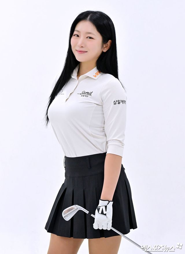 KLPGA 안소현 프로가 포즈를 취하고 있다.