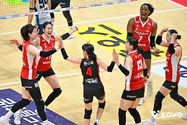 여자 프로배구 페퍼저축은행이 30일 광주 페퍼스타디움에서 열린 진에어 2025-2026 V리그 여자부 3라운드 GS칼텍스와의 홈 경기에서 세트 스코어 3-1(21-25 25-20 25-16 25-21)로 승리, 9연패 탈출에 성공했다. 사진 한국배구연맹 제공