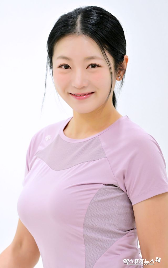 KLPGA 안소현 프로가 포즈를 취하고 있다.