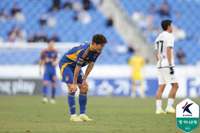 2025시즌 힘겨운 사투 끝에 K리그1에 간신히 잔류에 성공한 울산HD가 리그에서 가장 많은 연봉을 지출한 것으로 나타났다. 국내 선수 중 연봉 킹은 전북현대 이승우가 차지했다. 울산은 총 206억4858만4000원을 지출하며 K리그1 전체 구단 중 연봉 지출 1위를 기록했다. 선수 개인별 연봉에서는 전북 이승우가 국내 선수 1위에 올랐다. 이승우는 15억9000만원을 수령했다. 한국프로축구연맹