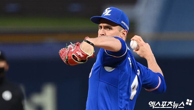 2023~2024시즌 KBO리그 롯데 자이언츠에서 뛰었던 미국 투수 애런 윌커슨이 2026시즌을 앞두고 대만프로야구(CPBL) 푸방 가디언스와 계약을 맺었다. 과거 삼성 라이온즈에서 뛰었던 데이비드 뷰캐넌과 비슷한 행보를 보이고 있다. 다만 전 소속팀의 보류권이 풀렸다는 점에서 향후 KBO리그 복귀가 비교적 자유로운 상황이다. 엑스포츠뉴스 DB