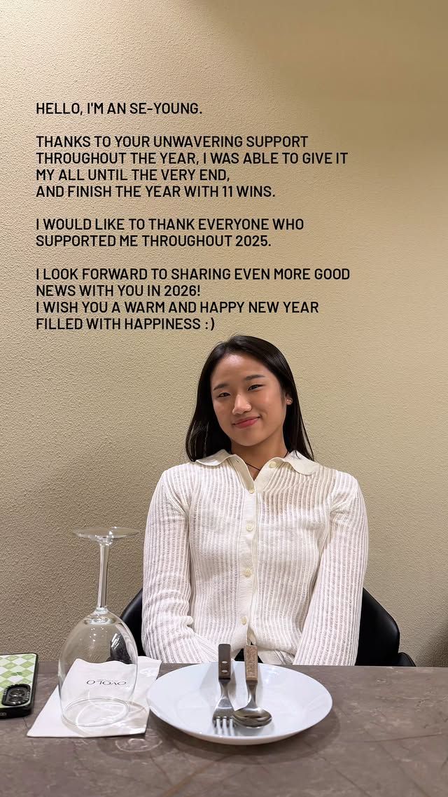 2025년 한 해 동안 최고의 활약을 펼친 안세영이 팬들에게 새해 인사를 전했다. 안세영은 31일 자신의 SNS에 "안녕하세요 안세영입니다. 한 해 동안 변함없는 응원을 보내주신 덕분에 끝까지 최선을 다할 수 있었고, 11승이라는 결과로 한 해를 마무리할 수 있었습니다"라고 적었다. 이어 "2025년 한 해 동안 응원해주신 모든 분들께 다시 한번 감사드린다"며 "2026년을 맞아 더 좋은 소식들 여러분과 나눌 수 있기를 기대합니다! 새해에도 따뜻하고 행복한 일들만 가득하시길 빌겠습니다"라고 덧붙였다. 안세영 SNS