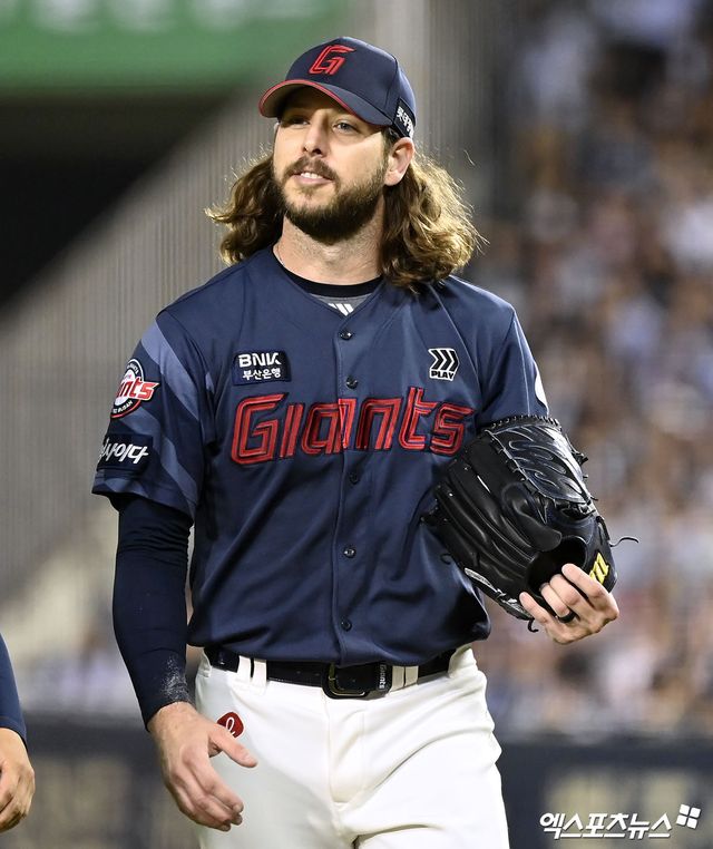 2023~2024시즌 KBO리그 롯데 자이언츠에서 뛰었던 미국 투수 애런 윌커슨이 2026시즌을 앞두고 대만프로야구(CPBL) 푸방 가디언스와 계약을 맺었다. 과거 삼성 라이온즈에서 뛰었던 데이비드 뷰캐넌과 비슷한 행보를 보이고 있다. 다만 전 소속팀의 보류권이 풀렸다는 점에서 향후 KBO리그 복귀가 비교적 자유로운 상황이다. 엑스포츠뉴스 DB