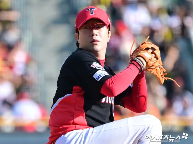 KIA는 4일 '양현종과 계약 기간 2+1년 계약금 10억원, 연봉, 인센티브 포함 총액 45억원에 FA 계약을 맺었다'고 공식 발표했다. 이로써 양현종은 2016년(1년 22억 5000만원), 2021년(4년 총액 103억원)에 이어 KIA와 세 번째 FA 계약을 하게 됐다. 양현종은 '타이거즈 유니폼을 입고 뛰는 동안 우승도 해보고 많은 기록을 달성했지만, 아직 나의 도전은 끝나지 않았다. 유니폼을 벗는 순간까지 꾸준한 모습을 타이거즈 팬들에게 보여주고 싶다'고 밝혔다. 엑스포츠뉴스DB