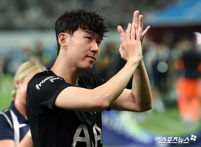 토트넘 홋스퍼는 3일 '쏘니가 집으로 돌아온다. 손흥민이 오는 10일 토트넘 홋스퍼 스타디움에서 열리는 슬라비아 프라하와의 2025-2026시즌 UEFA 챔피언스리그 리그페이즈 경기를 통해 구단을 떠난 뒤 처음으로 홈 팬들 앞에 서기 위해 돌아온다'고 발표했다. 이어 '손흥민은 지난 8월 서울에서 열린 뉴캐슬 유나이티드와의 친선 경기에서 토트넘 유니폼을 입고 한국 팬들 앞에서 마지막 경기를 소화했다. 그래서 런던에서 다시 인사하기를 원했다'고 설명했다. 엑스포츠뉴스DB