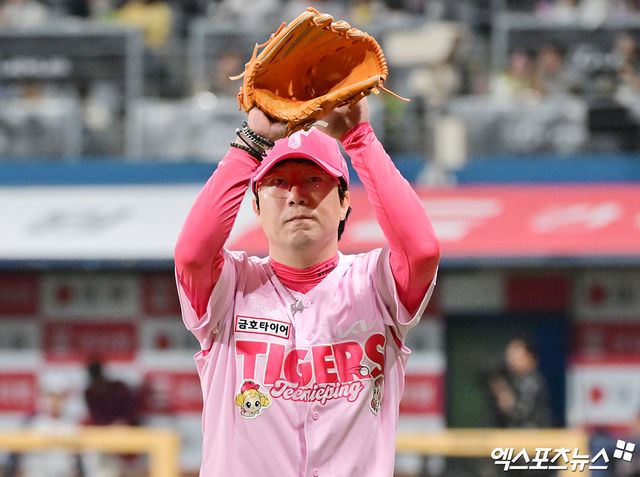 KIA는 4일 '양현종과 계약 기간 2+1년 계약금 10억원, 연봉, 인센티브 포함 총액 45억원에 FA 계약을 맺었다'고 공식 발표했다. 이로써 양현종은 2016년(1년 22억 5000만원), 2021년(4년 총액 103억원)에 이어 KIA와 세 번째 FA 계약을 하게 됐다. 양현종은 '타이거즈 유니폼을 입고 뛰는 동안 우승도 해보고 많은 기록을 달성했지만, 아직 나의 도전은 끝나지 않았다. 유니폼을 벗는 순간까지 꾸준한 모습을 타이거즈 팬들에게 보여주고 싶다'고 밝혔다. 엑스포츠뉴스DB