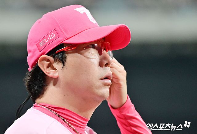 KIA는 4일 '양현종과 계약 기간 2+1년 계약금 10억원, 연봉, 인센티브 포함 총액 45억원에 FA 계약을 맺었다'고 공식 발표했다. 이로써 양현종은 2016년(1년 22억 5000만원), 2021년(4년 총액 103억원)에 이어 KIA와 세 번째 FA 계약을 하게 됐다. 양현종은 '타이거즈 유니폼을 입고 뛰는 동안 우승도 해보고 많은 기록을 달성했지만, 아직 나의 도전은 끝나지 않았다. 유니폼을 벗는 순간까지 꾸준한 모습을 타이거즈 팬들에게 보여주고 싶다'고 밝혔다. 엑스포츠뉴스DB