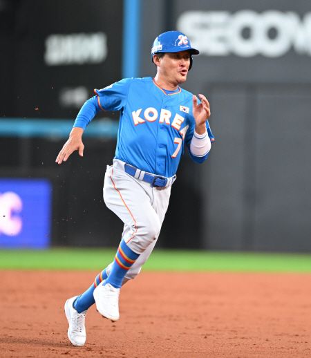 이종범이 지난달 30일 일본 에스콘필드 홋카이도에서 열린 한일 드림 플레이어즈 게임에서 3회 초 무사 1루 이대호의 2루타 때 이종범이 질주하고 있다. 그는 5일 서울 강남구 청담동 호텔 리베라에서 열린 '2025 한국프로야구 은퇴선수의 날' 행사에서 한국프로야구은퇴선수협회 제5대 회장으로 취임했다. 그는 '선후배들과 함께 걸으면서 든든한 버팀목이 될 수 있도록 노력하겠다. 한국 야구 발전과 협회 회원 권익을 위해 한걸음씩 나아가겠다'고 말했다. 연합뉴스