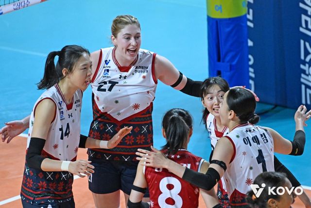 6일 오후 인천삼산월드체육관에서 열린 진에어 2025-2026 V-리그 여자부 3라운드 흥국생명과 현대건설의 경기, 현대건설 선수들이 득점 후 기뻐하고 있다. KOVO