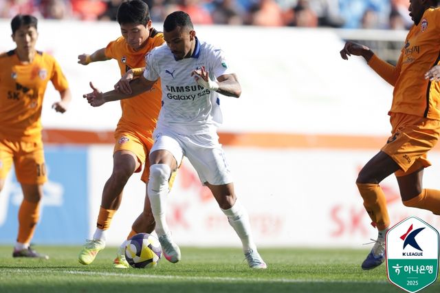 제주SK FC는 7일 제주월드컵경기장에서 열린 수원삼성과의 하나은행 K리그 승강 플레이오프 2025 2차전에서 전반 1분 김승섭의 선제골과 전반 추가시간 이탈로의 추가골에 힘입어 2-0으로 이겼다. 1차전에서도 1-0으로 이겼기에 합산 스코어 3-0으로 승리하면서 K리그1 잔류를 확정 지었다. 1차전에 이어 2차전에서도 승리를 거두면서 제주SK는 K리그1 잔류를 확정 지었다. 반면 역전승을 거두지 못한 수원은 3년 만에 K리그1 복귀가 좌절됐다. 한국프로축구연맹 제공