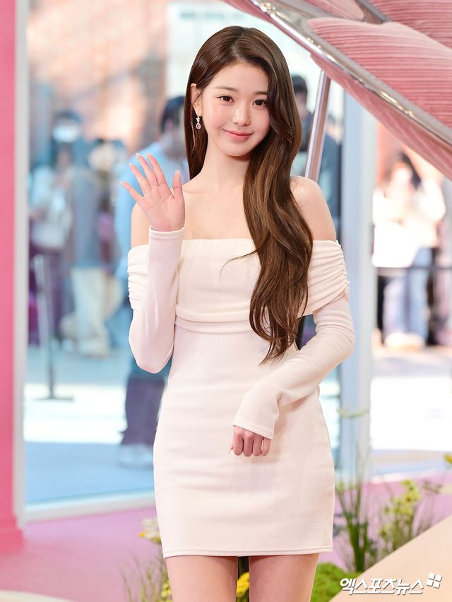 아이브 장원영이 포즈를 취하고 있다.