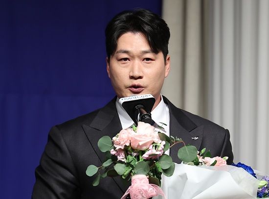 8일 서울 강남구 리베라호텔에서 열린 '2025 뉴트리디데이 일구상 시상식'에서 일구대상을 수상한 오승환이 수상 소감을 말하고 있다. 연합뉴스