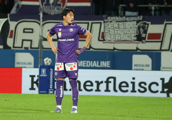 국가대표 풀백 이태석이 소속팀 아우스트리아 빈에서 환상적인 프리킥으로 시즌 2호골을 신고했다. 이태석은 7일(한국시간) 오스트리아 볼프스베르크의 라반탈 아레나에서 열린 볼프스베르거와의 2025-2026시즌 오스트리아 분데스리가 16라운드 원정 경기에서 0-2로 뒤지던 후반 28분 추격골을 터뜨렸다. SNS