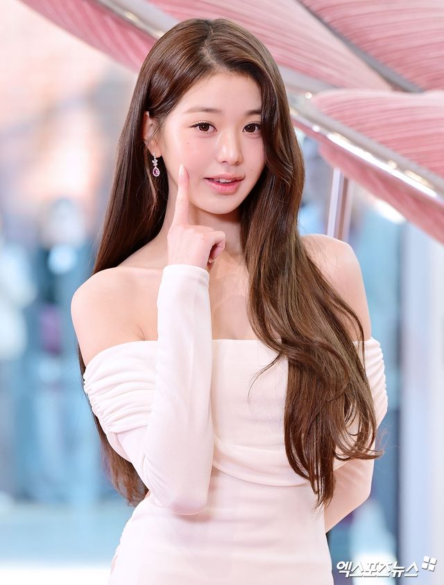 아이브 장원영이 포즈를 취하고 있다.