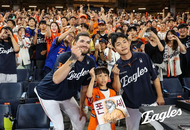 한화 이글스 코디 폰세(왼쪽)의 전담 통역이었던 김지환 씨. 사진 한화 이글스