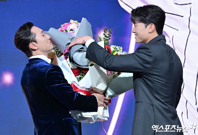 9일 오후 서울 송파구 잠실 롯데호텔 월드에서 열린 2025 신한은행 SOL 뱅크 '2025 KBO 골든글러브' 시상식, LG 신민재가 2루수 부문 골든글러브를 수상했다. LG 신민재가 박해민에게 축하를 받고 있다. 잠실, 김한준 기자