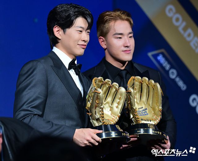 KT 위즈 안현민이 9일 서울 송파구 롯데호텔 월드 크리스탈 볼룸에서 열린 2025 신한 SOL Bank KBO 골든글러브 시상식에서 유효표 316표 중 251표(79.4%)를 획득하면서 구자욱(삼성 라이온즈·217표), 빅터 레이예스(롯데 자이언츠·131표)와 함께 골든글러브 외야수 부문을 수상했다. 한 시즌에 신인상과 골든글러브를 모두 수상한 건 올해 안현민이 역대 9번째다. 잠실, 김한준 기자