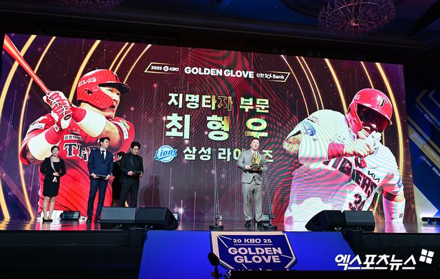 삼성 라이온즈 최형우가 9일 서울 송파구 롯데호텔 월드 크리스탈 볼룸에서 열린 2025 신한 SOL Bank KBO 골든글러브 시상식에서 유효표 316표 중 무려 309표(97.8%)를 획득하면서 골든글러브 지명타자 부문을 수상했다. 올해 골든글러브 수상자 중 가장 높은 득표율을 기록했다. 잠실, 김한준 기자