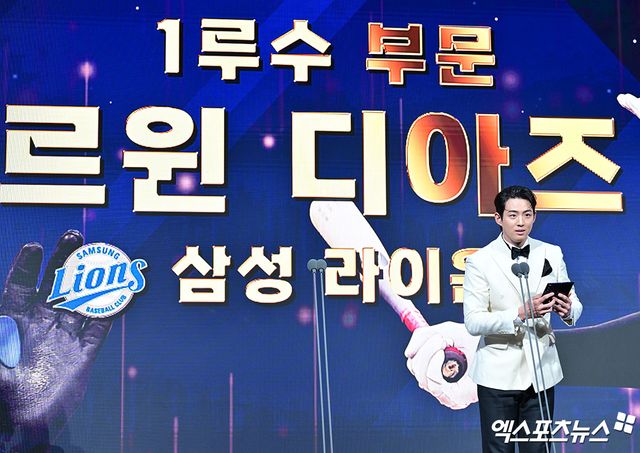 9일 오후 서울 송파구 잠실 롯데호텔 월드에서 열린 2025 신한은행 SOL 뱅크 '2025 KBO 골든글러브' 시상식, 삼성 디아즈가 1루수 부문 골든글러브를 수상했다. 삼성 디아즈를 대신해 구자욱이 소감을 말하고 있다. 잠실, 김한준 기자