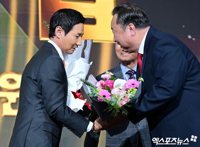  9일 오후 서울 송파구 잠실 롯데호텔 월드에서 열린 2025 신한은행 SOL 뱅크 '2025 KBO 골든글러브' 시상식, KBO 올해의 감독상을 수상한 LG 염경엽 감독이 차명석 단장에게 꽃다발을 받고 있다. 잠실, 김한준 기자