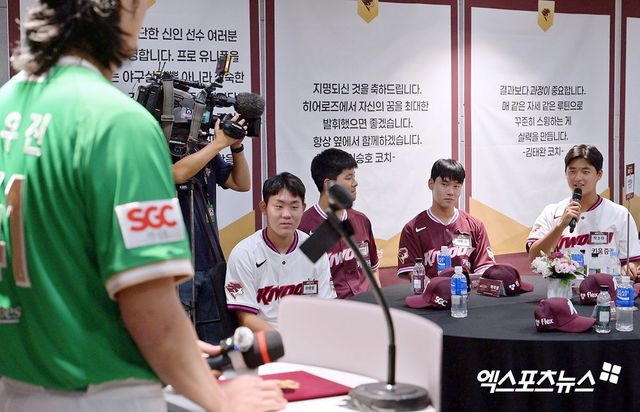 올해 9월 2026 KBO 신인 드래프트에서 전체 1순위로 키움 히어로즈에 지명된 투수 박준현에 대한 학교폭력 처분 결과가 '학폭 아님'에서 '학폭 행위 인정'으로 뒤집혔다. 천안교육지원청 학교폭력대책심의위원회는 박준현에 대해 '학폭 아님' 처분을 내렸지만, 충남교육청 행정심판위원회는 천안교육지원청이 박준현에게 내렸던 '학폭 아님' 처분을 취소하고 학폭 행위로 인정한 뒤 1호 처분인 서면사과 명령을 결정했다. 엑스포츠뉴스 DB