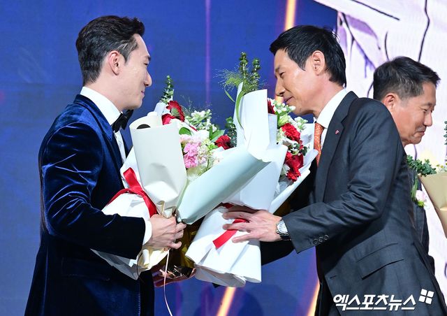 9일 오후 서울 송파구 잠실 롯데호텔 월드에서 열린 2025 신한은행 SOL 뱅크 '2025 KBO 골든글러브' 시상식, LG 신민재가 2루수 부문 골든글러브를 수상했다. 2루수 부문 골든글러브를 수상한 LG 신민재가 염경엽 감독에게 축하를 받고 있다. 잠실, 김한준 기자