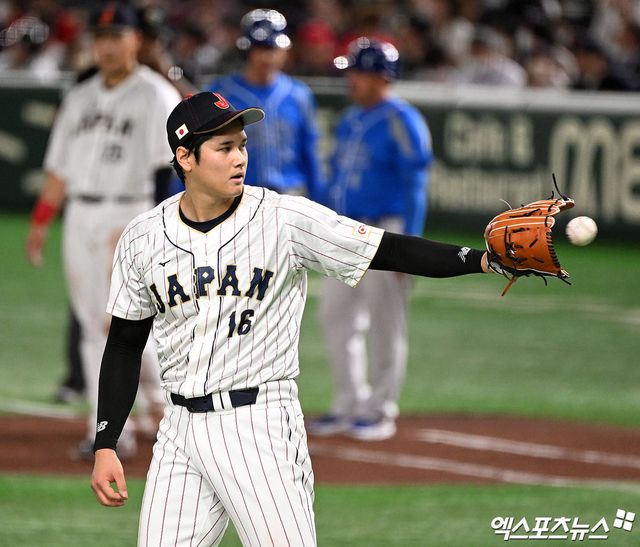 LA 다저스 오타니 쇼헤이가 지난달 말 2026 WBC(월드베이스볼클래식) 출전을 확정했다고 알린 가운데, 소속팀 데이브 로버츠 감독은 오타니가 투수로 나서지 않았으면 좋겠다고 밝혔다. 오타니가 투·타 겸업을 재개한 뒤 많은 이닝을 던졌기 때문에 비시즌 동안 무리해선 안 된다는 게 사령탑의 생각이다. 엑스포츠뉴스 DB 