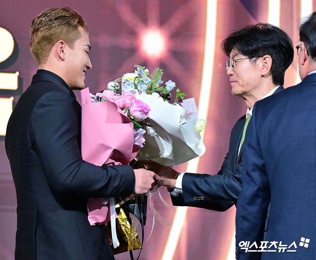 KT 위즈 안현민이 9일 서울 송파구 롯데호텔 월드 크리스탈 볼룸에서 열린 2025 신한 SOL Bank KBO 골든글러브 시상식에서 유효표 316표 중 251표(79.4%)를 획득하면서 구자욱(삼성 라이온즈·217표), 빅터 레이예스(롯데 자이언츠·131표)와 함께 골든글러브 외야수 부문을 수상했다. 한 시즌에 신인상과 골든글러브를 모두 수상한 건 올해 안현민이 역대 9번째다. 잠실, 김한준 기자