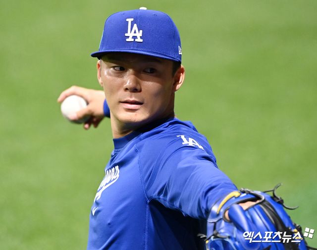 LA 다저스 야마모토 요시노부와 사사키 로키의 WBC 출전 여부가 확정되지 않은 가운데, 소속팀 데이브 로버츠 감독은 두 선수의 출전 여부에 대해 부정적인 반응을 보였다. 엑스포츠뉴스 DB 
